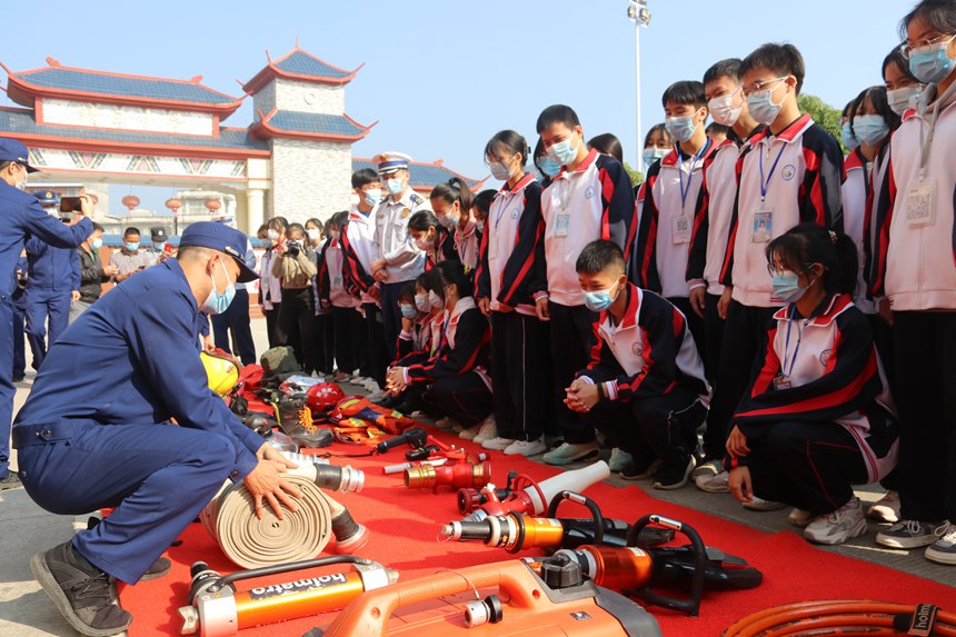 展示消防器材装备。靖西市消防救援大队供图