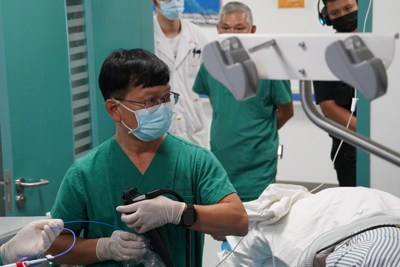 玉林市紅會醫院消化內科主任黎振林教授進行胃底巨大腫物ESD術演示。