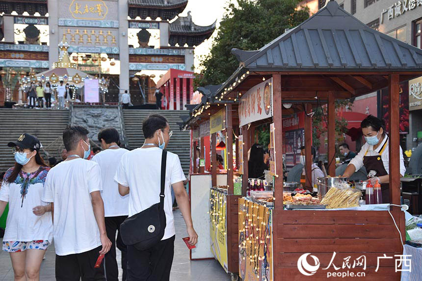 人来人往的美食街。实习生潘璐轶摄