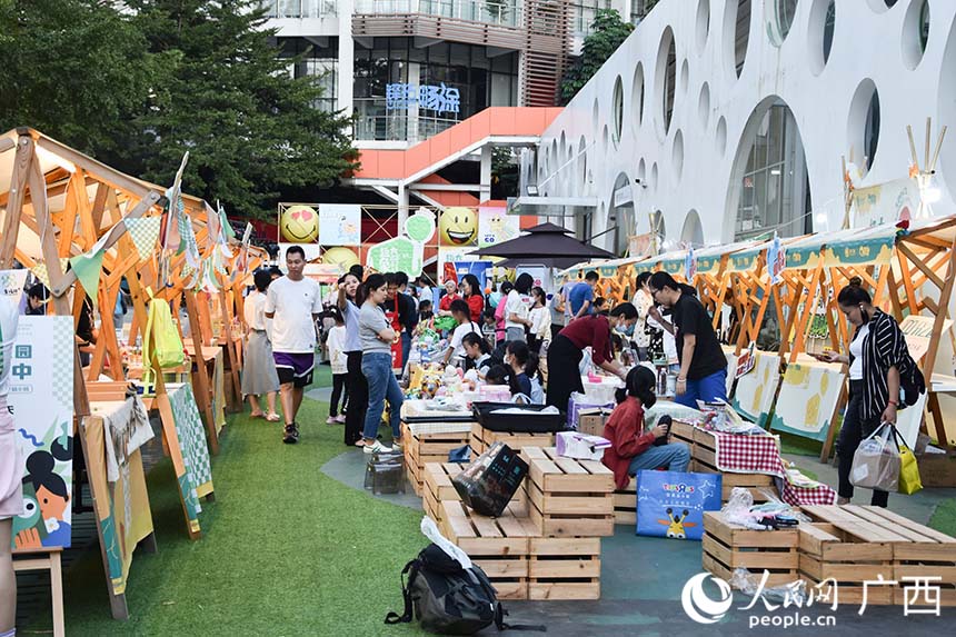 热闹的儿童淘宝市集。实习生潘璐轶摄