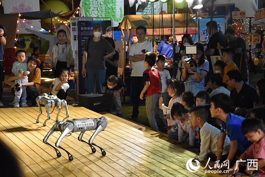 星空小舞台智能狗观赏现场。实习生潘璐轶摄