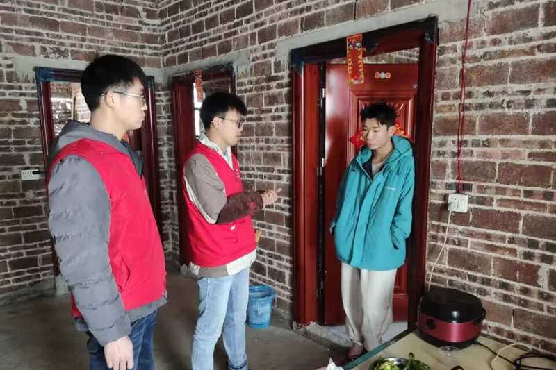 容林峰与工作队员家访学生。