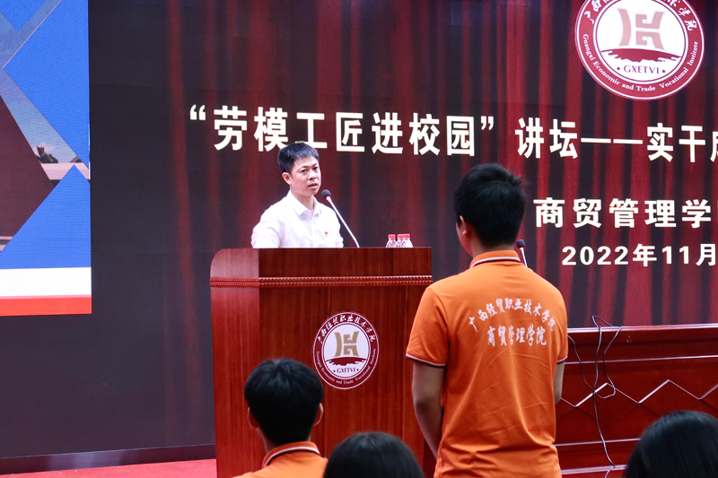 郑志明为提问学生解答疑惑。陈思娴摄