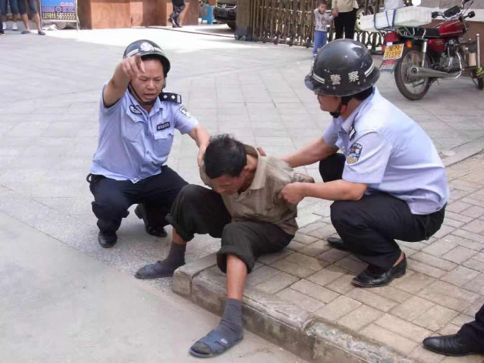 申礼昌（左一）与同事出警抓捕嫌疑人。受访者供图