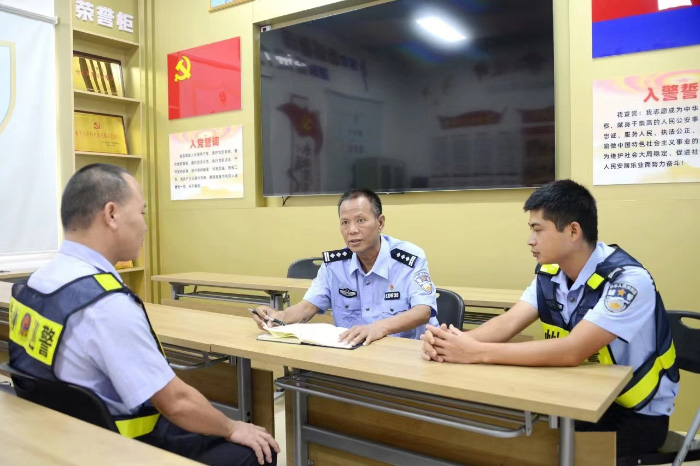 对后辈民警的请教，申礼昌（中）知无不答。受访者供图
