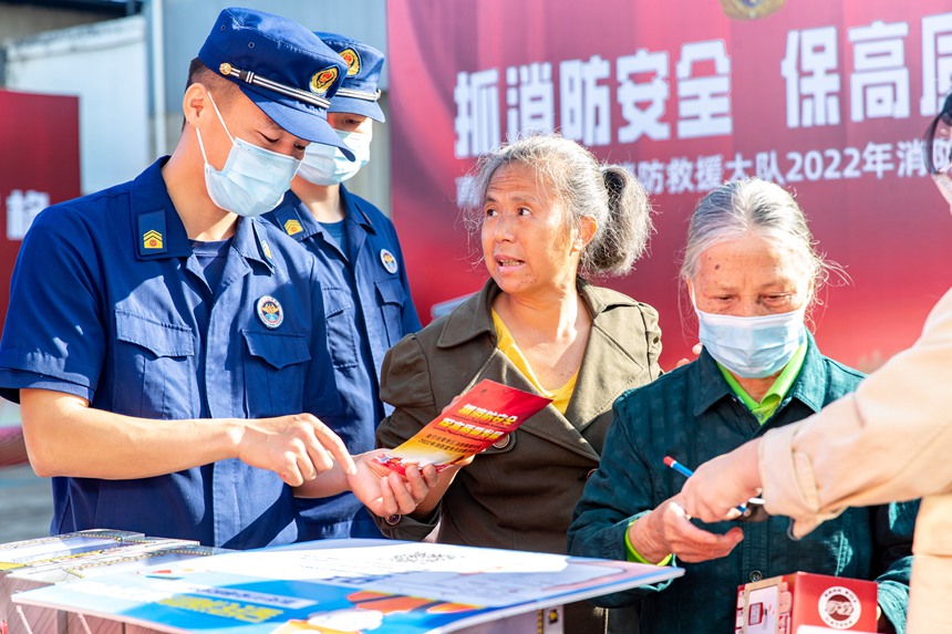 發放宣傳材料。南寧消防供圖