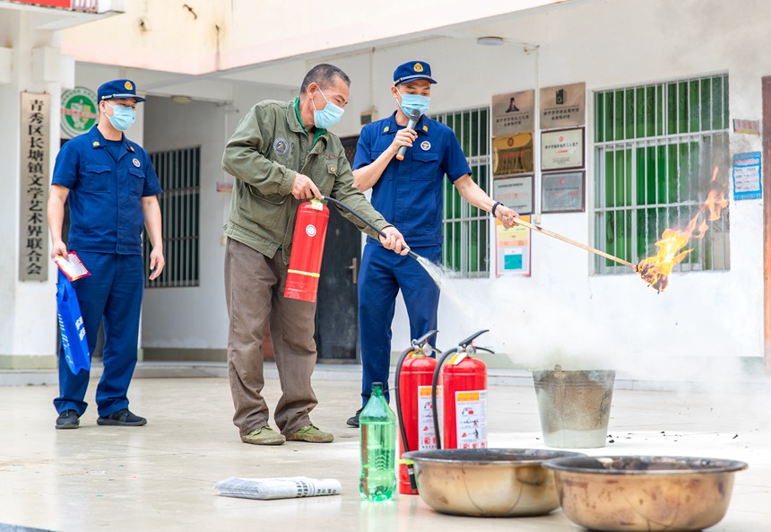 滅火器實操體驗。南寧消防供圖