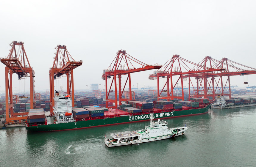 海巡1001轮为国内最大内贸集装箱船“中谷南宁”轮首航北部湾港护航。