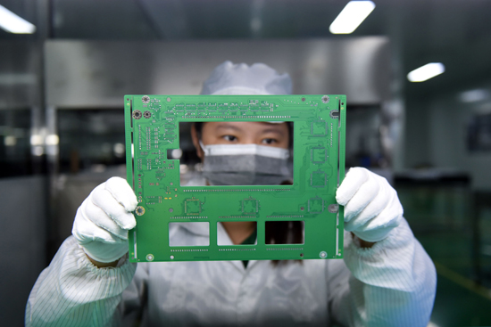 荔浦大顺科技有限公司的员工正在检查电路板。李忠波摄