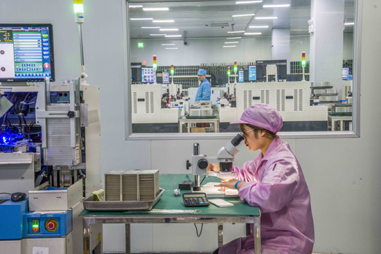 荔浦市美亚迪光电科技有限公司的员工正在检测产品。荔浦市委宣传部供图