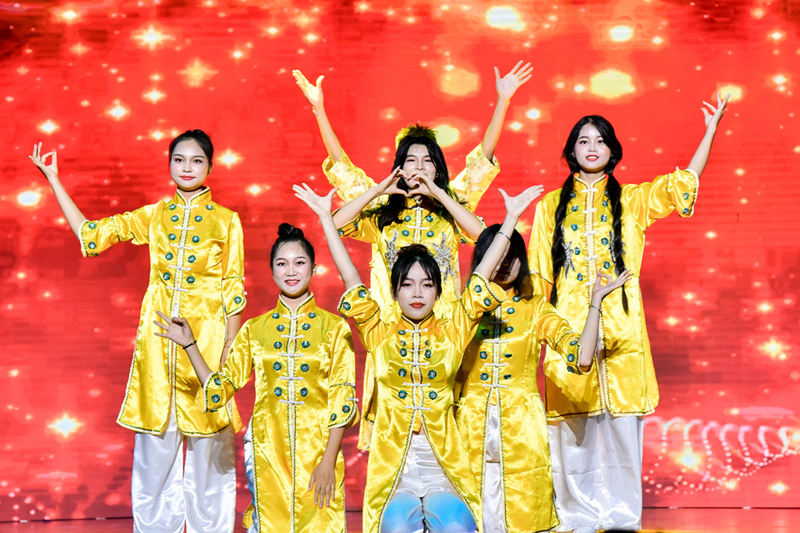 图为歌舞串烧《we are one》。学校供图