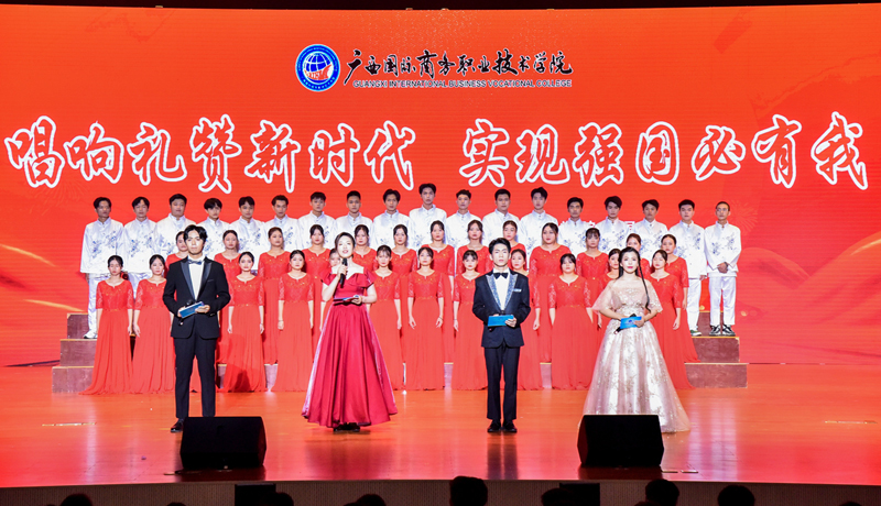 合唱《爱我中华》《没有共产党就没有新中国》。学校供图