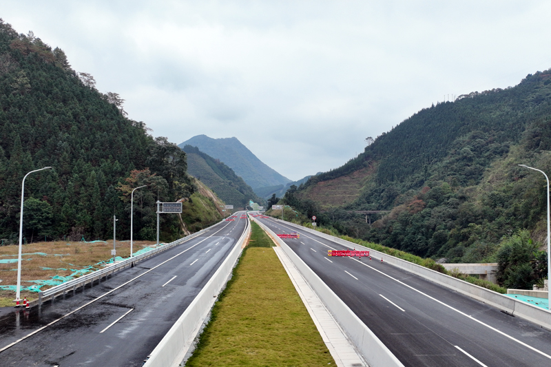 燕来隧道进口段路基。中交一公局集团供图