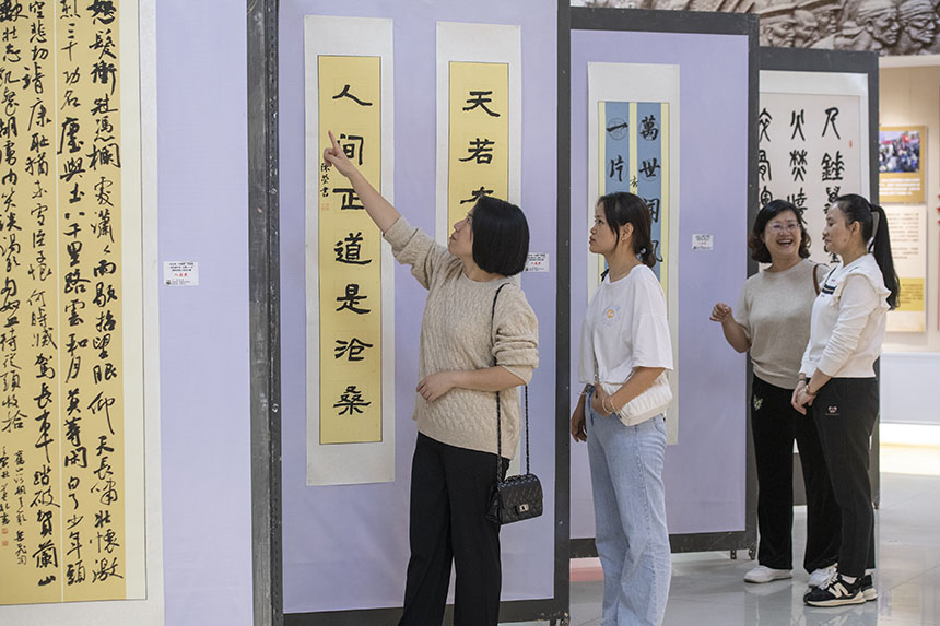 市民在欣赏书法展作品。何华文摄