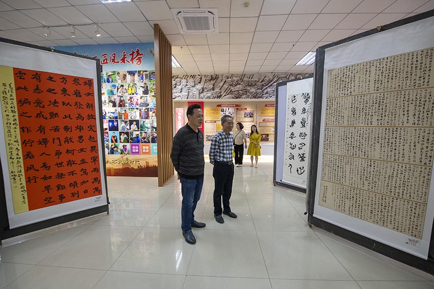 市民在欣赏书法展作品。何华文摄