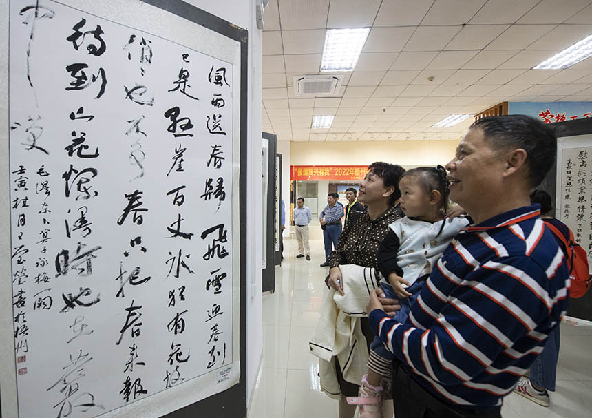 市民在欣赏书法展作品。何华文摄