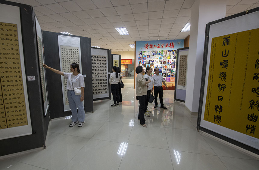 市民在欣赏书法展作品。何华文摄