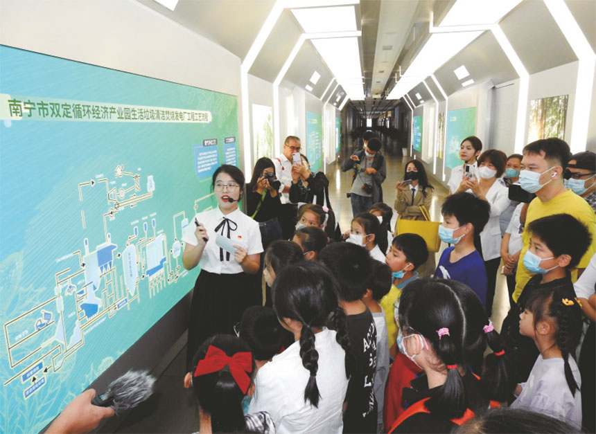市民代表听讲解员讲述生活垃圾“变废为宝”过程。