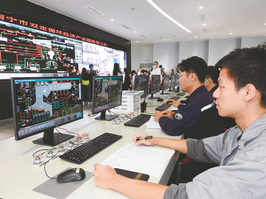 市民代表参观南宁市双定循环经济产业园垃圾焚烧发电中控室