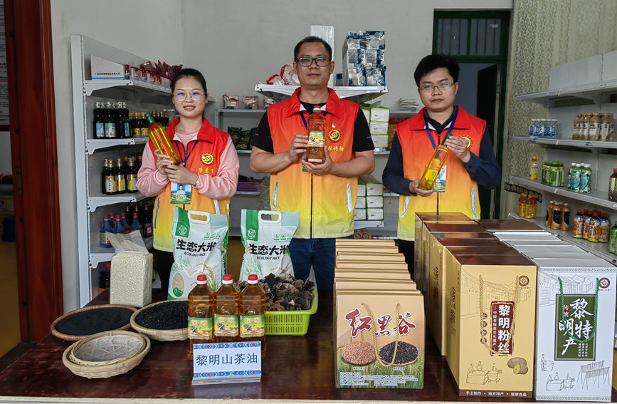 工作队员推介高桥村油茶。
