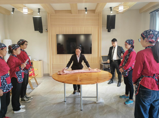 容州国际大酒店对容县云宿服务人员进行餐厅摆台操作培训