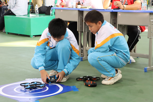 学生在比赛现场操作电脑机器人。右江区实验小学供图