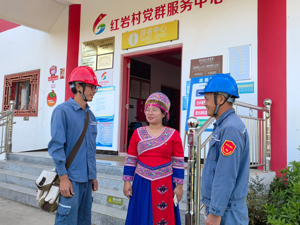 在莲花镇红岩村，恭城供电公司党员服务队正在向用户了解用电情况。黄子铭摄