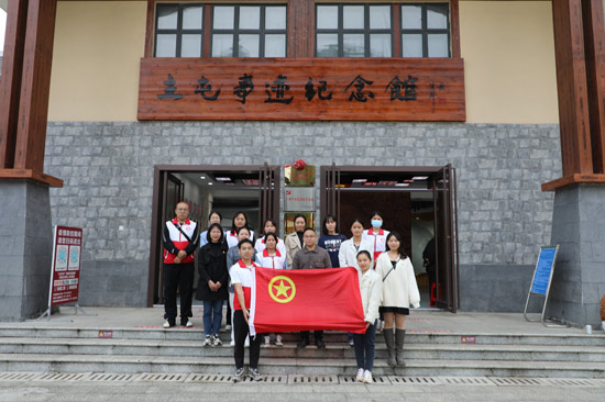 青年团员到立屯开展团建活动。天等县人民检察院供图
