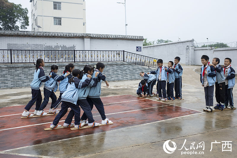 丰富的民族体艺项目让孩子的课后时光欢乐多多。人民网 覃心摄