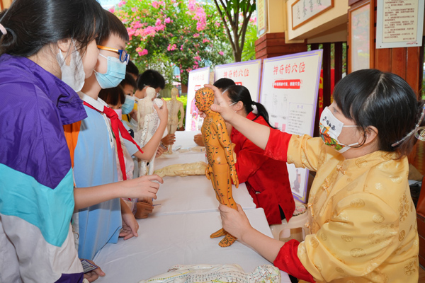 小朋友们跟着南宁市中医医院名中医开启神奇的穴位在哪里的探寻之旅-拍摄-赵静苗