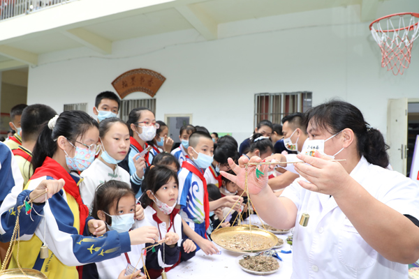 南宁市中医医院药师们在教小朋友们制作香囊-拍摄-陈勇志-