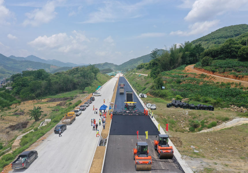 2022年5月29日，田西高速第三标段顺利完成全线首段沥青中面层试验段摊铺任务。彭鹏摄