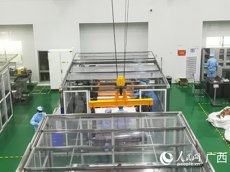 工人在广西华创新材车间生产。人民网 付华周摄