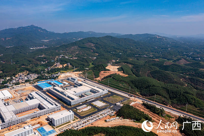建设中的广西华创新材厂区。人民网 严立政摄