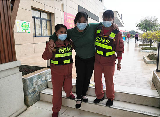 保洁员搀扶刘女士前往休息区
