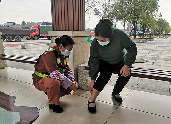 图为保洁员为刘女士喷药.jpg