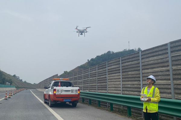 养护人员运用无人机进行高速公路巡检。陈海峰摄