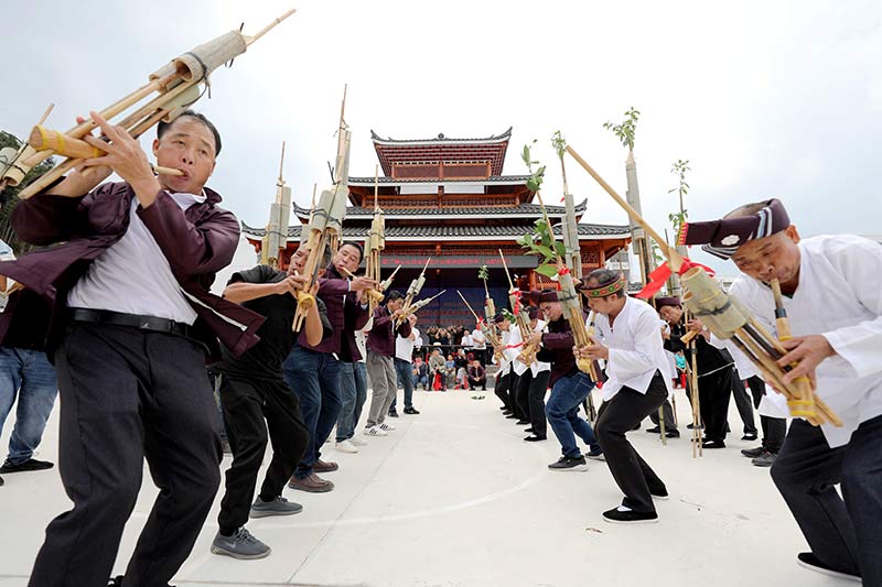 三江易地搬迁群众举行芦笙比赛