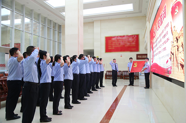 民辅警们一同重温入党誓词