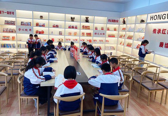 安樂小學學生在“紅灣”主題閱讀體驗區閱讀紅色故事。