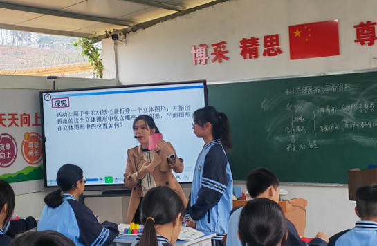 戴启猛特级教师工作室的老师肖燕进行“四度六步”教学法示范课。