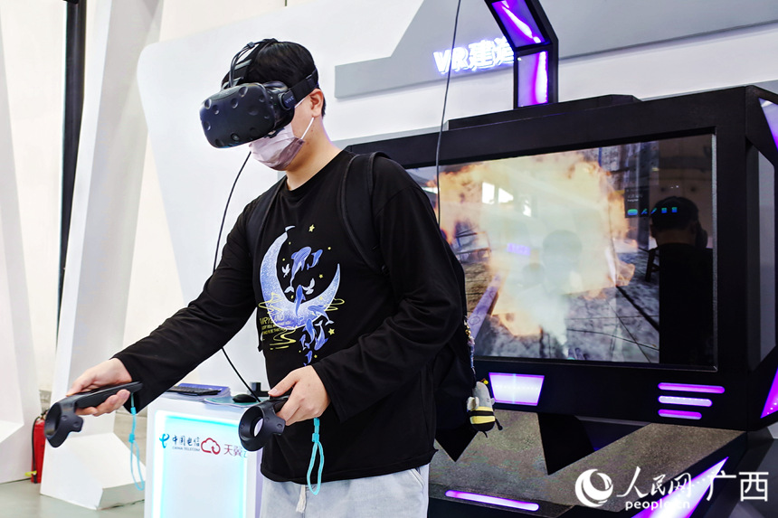 市民在建博会体验VR建造。