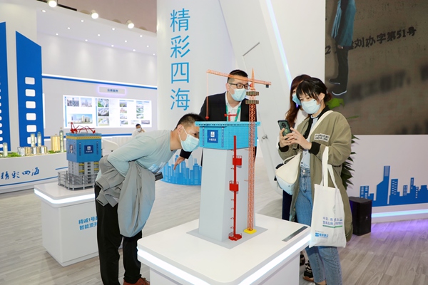 游客观看“模块化可周转高塔施工装备集成平台”——李春振摄.jpg
