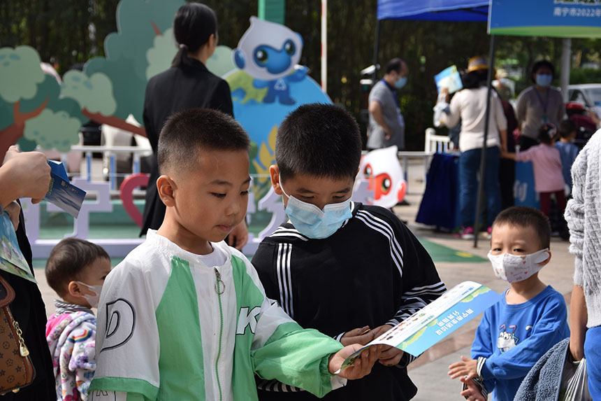 市民学习垃圾分类知识。潘璐轶摄