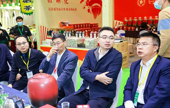 领导嘉宾在凌云白毫展位品茶交流。陈波摄