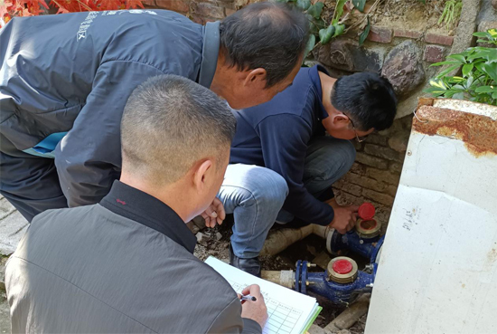 工作人员正在对未安装在线监控计量设施的取水户进行用水监督检查。平乐县水利局供图