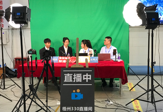 梧州学院2022年冬季毕业生线上直播+现场招聘洽谈会现场。黎金摄