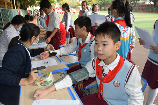 健康体检现场。百色市右江区试验小学供图