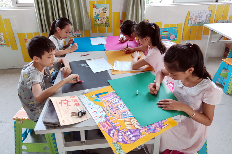 学生在学校艺术课程上进行科幻画创作。南宁市北湖路小学供图