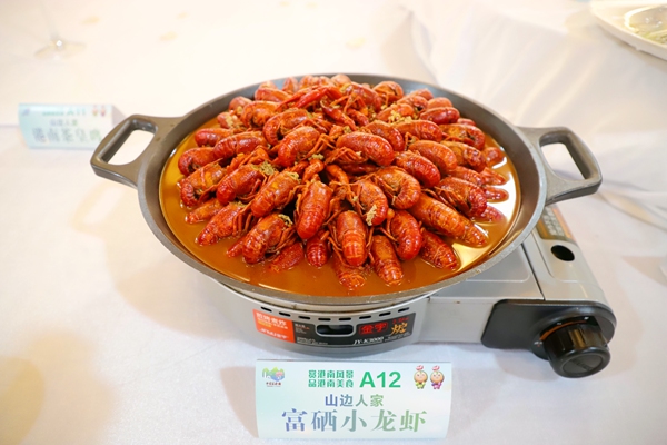 港南富硒小龙虾。周岚清摄